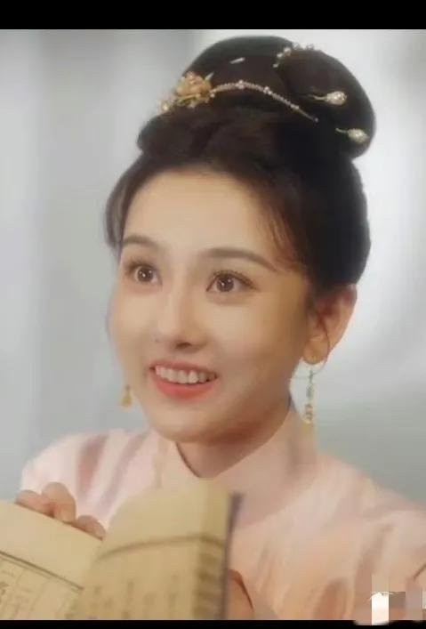 感觉宋祖儿脸肿了，而且是真的不适合明制妆造，《无忧渡》里面的妆造也很简单，但剧里
