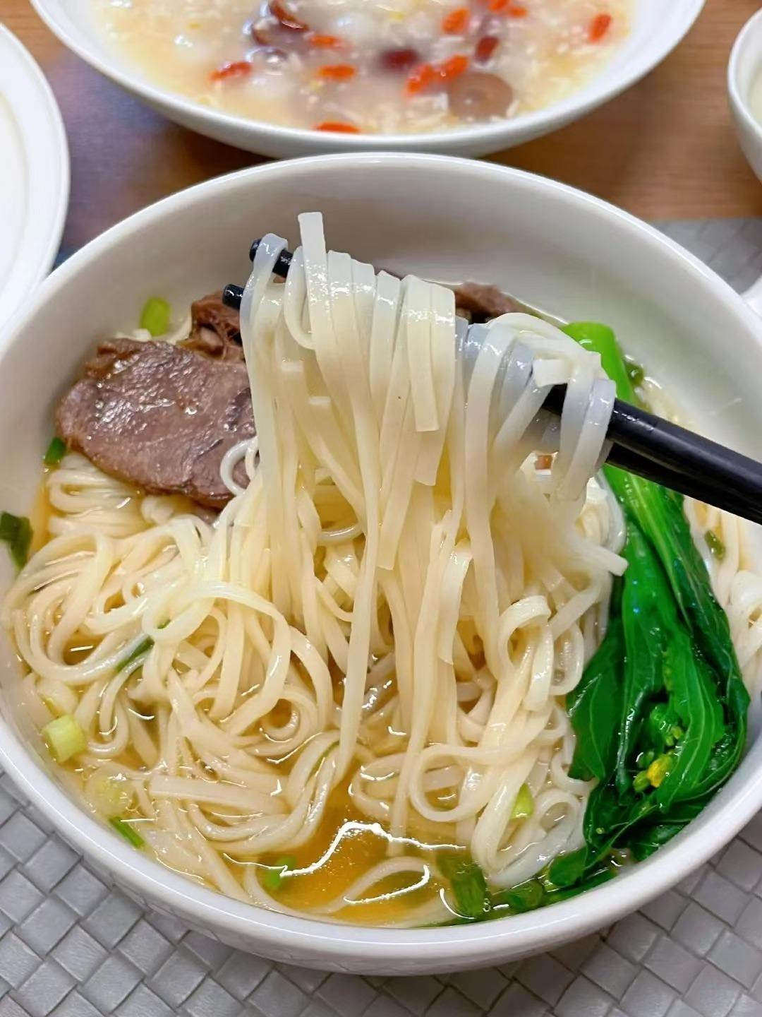 一碗热气腾腾的牛肉面，满足你的味蕾！🍜😋