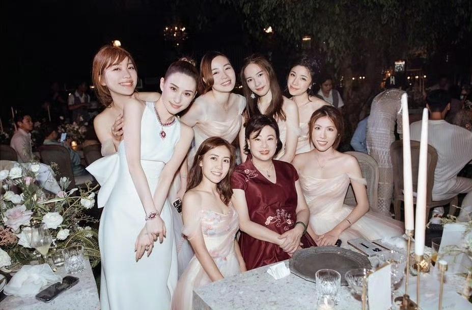何超莲和窦骁结婚，三太并非什么都不给而是单独给了女儿何超莲。何超莲在巴厘岛婚