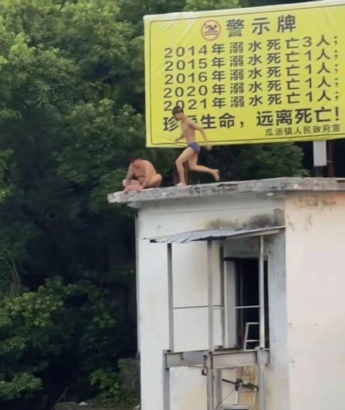 心是真大，这么大的警示牌装作看不见？