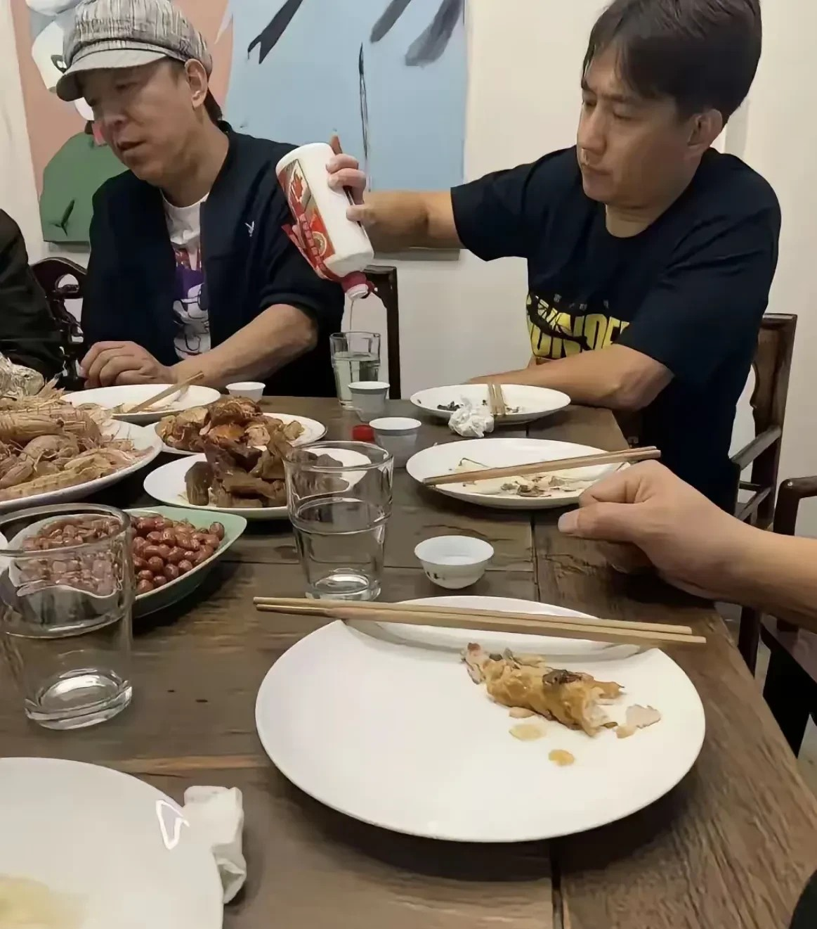 明星还是有钱，随便吃个饭喝的都是茅台。