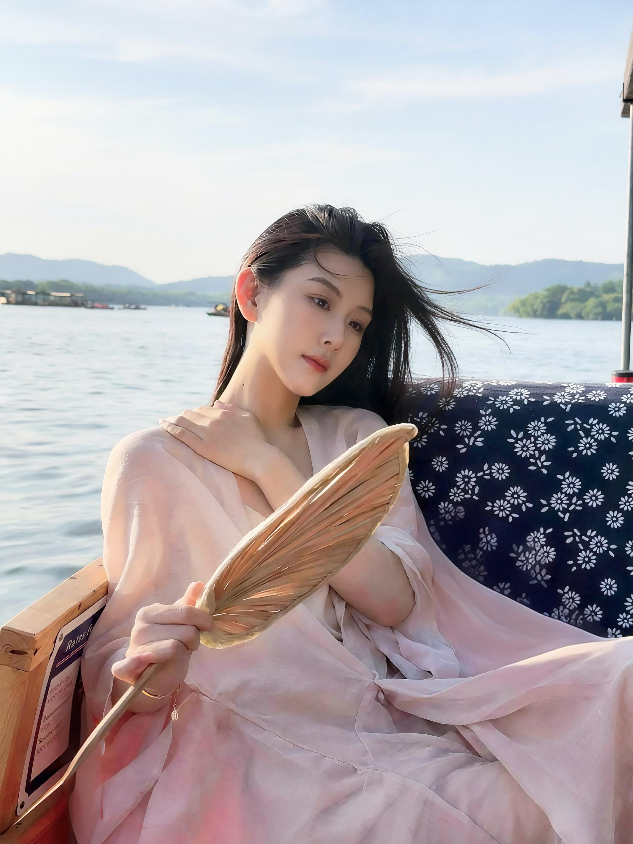 素净一张脸 收敛了眉眼。