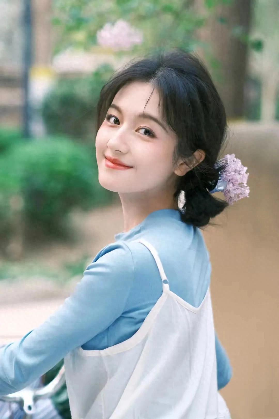 李兰迪，插画风唯美写真，淡淡的蓝色好治愈