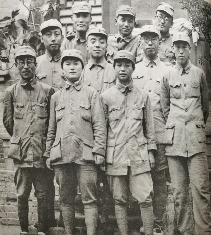 1938年八路军老照片，这里面有一位元帅，还有一位未来的国家主席。最后排右二是陈