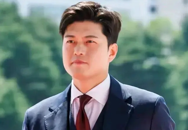 国民力量党临时党首金龙泰真是不知天高地厚，太不自量力了。金龙泰在朝野政党午餐会