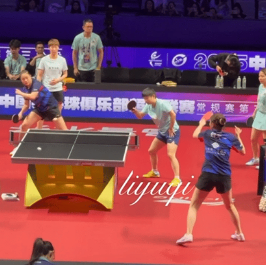 8月31日，孙颖莎，王曼昱赛前训练。乒超联赛第三阶段的比赛，上午时段是11