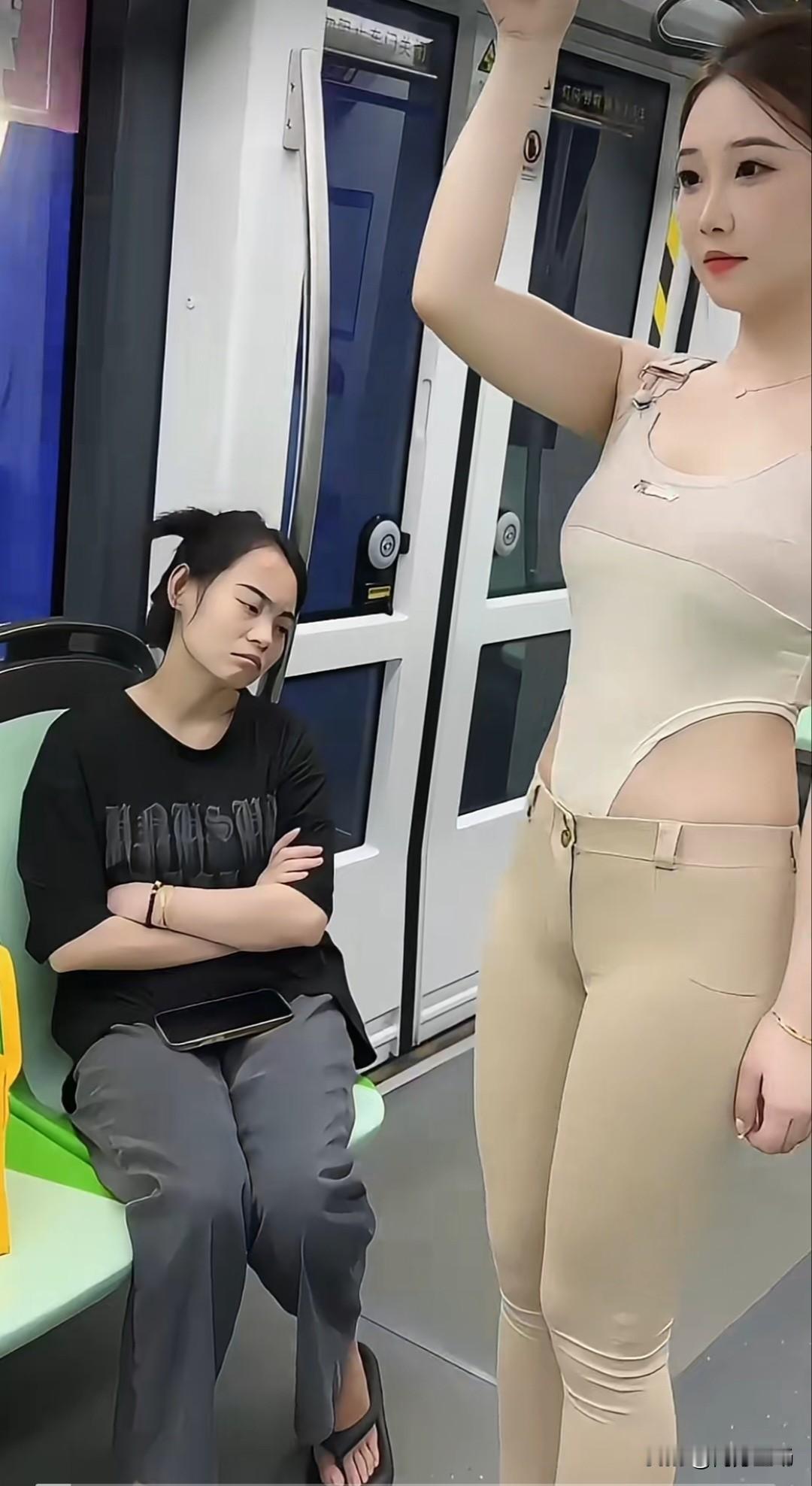 地铁上那个穿连体裤的姑娘真好看，米白色衬得人又高又清爽。可我注意到对面有个女孩，