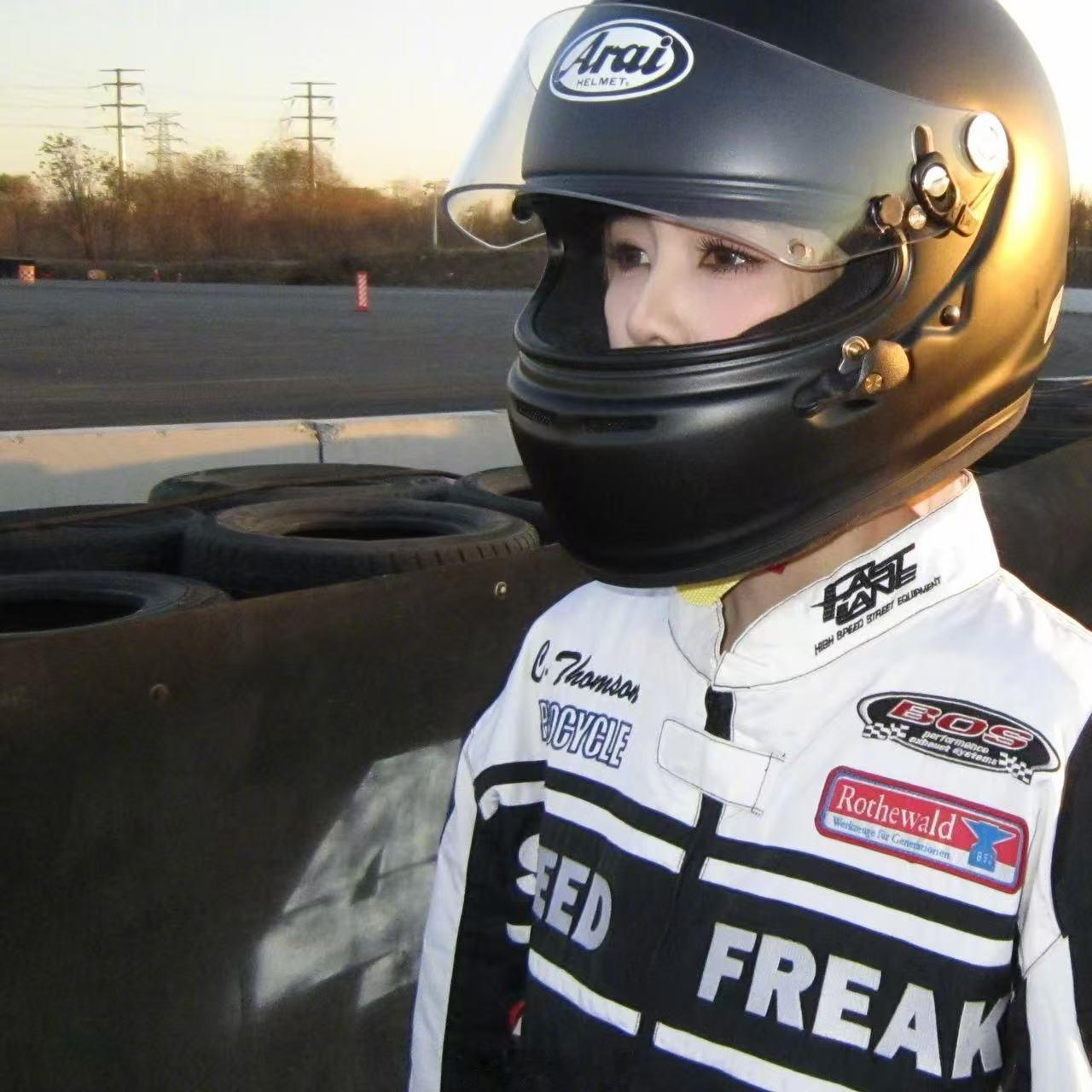 赛车手英姿帅气——白鹿。