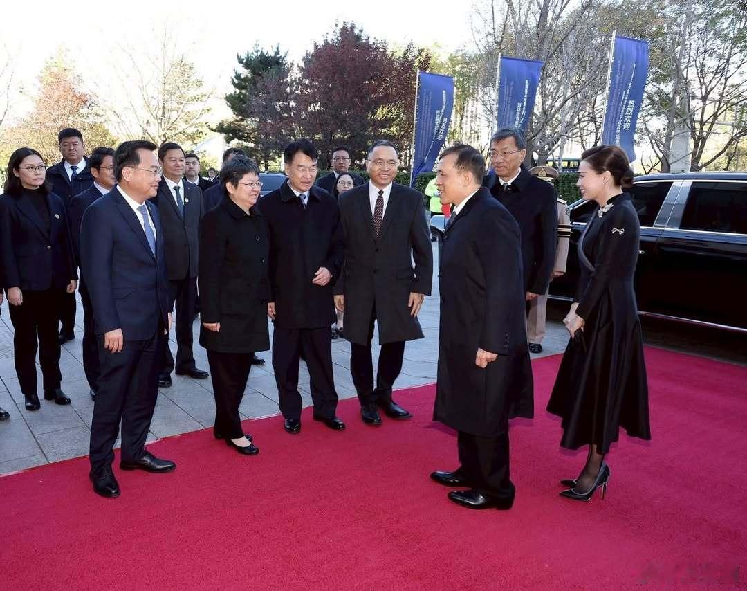 🇹🇭🇨🇳11月16日，泰国国王和王后参观教育部资源中心。