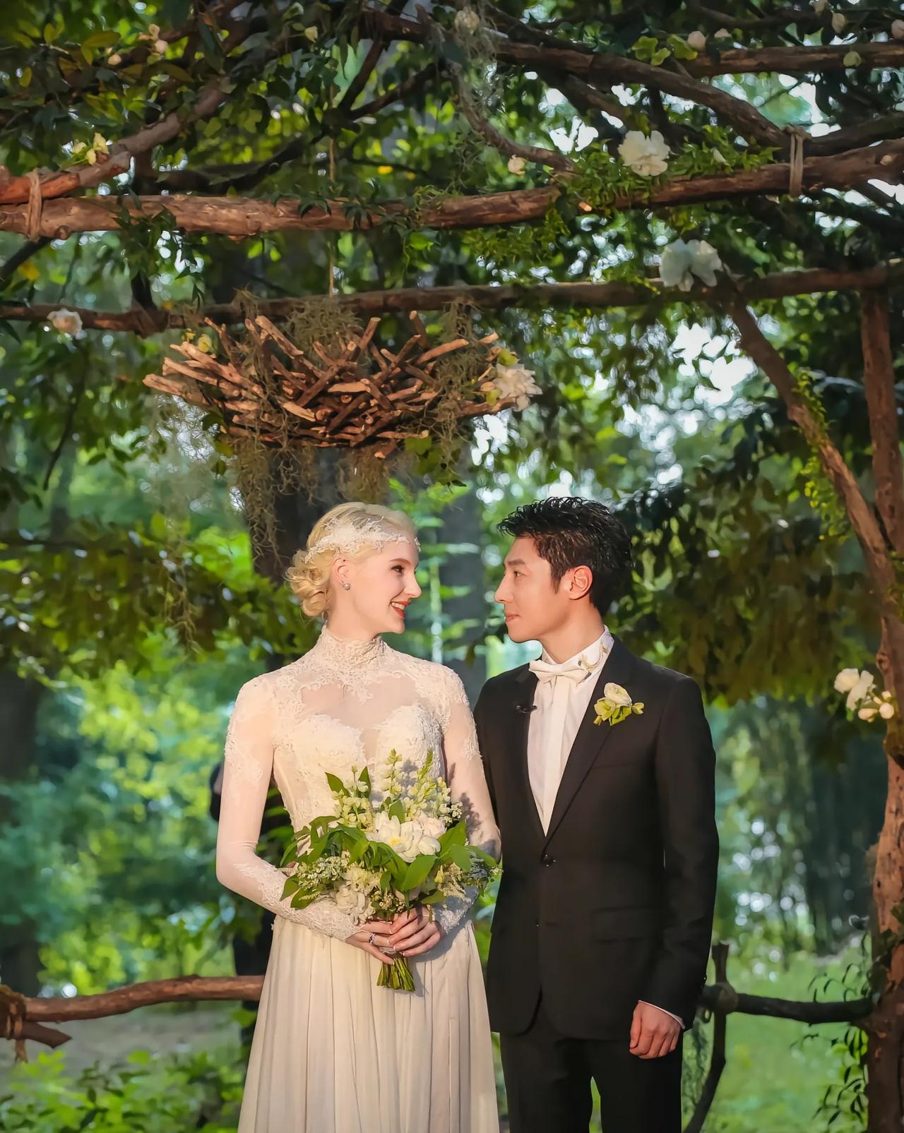 八年前，亿万豪门千金李白不顾父亲强烈反对，毅然嫁给撒贝宁，甚至和父亲决裂。大家都