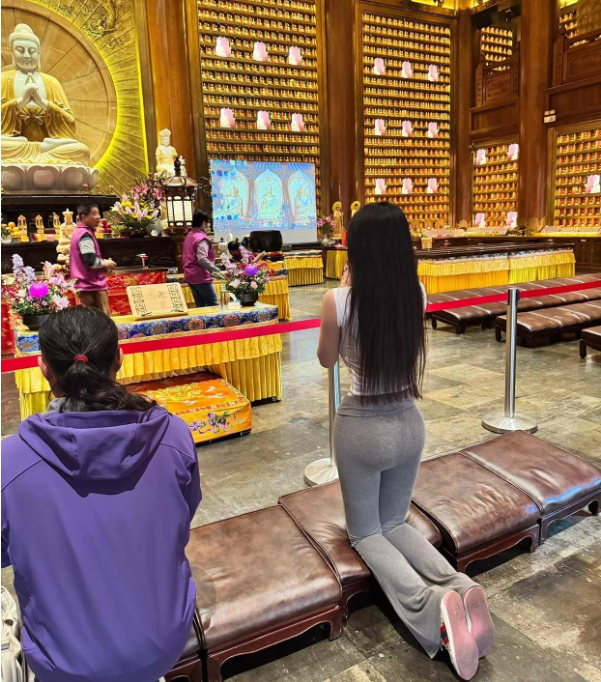 穿成这样拜佛不好吧？？？？