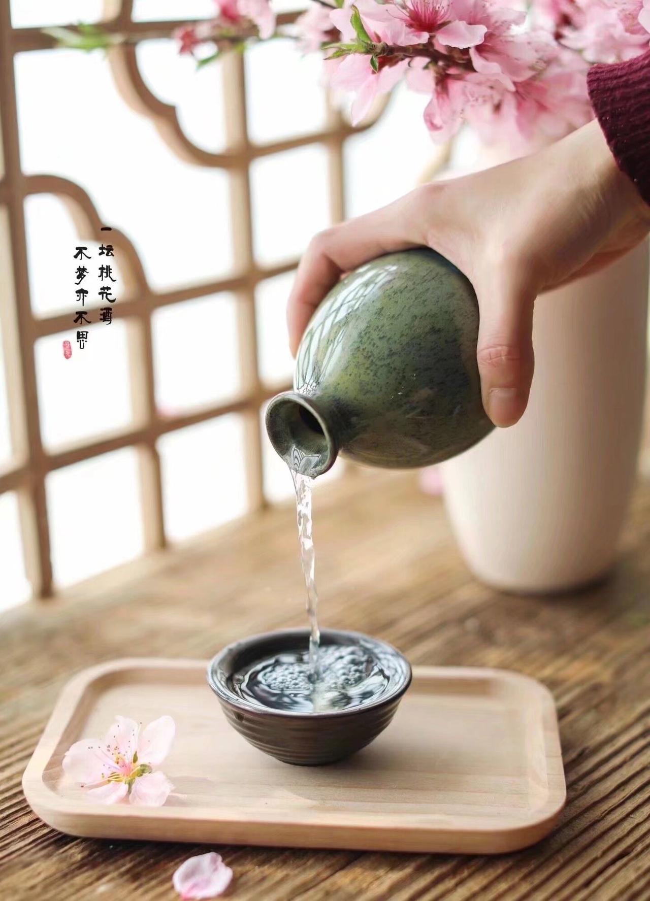 上联：百味人生一壶酒，下联：千秋霸业万卷书，下联：四时风物满庭花。