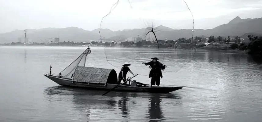 1942年，一位以舟为家的老渔民陈根土，被迫载着十六名全副武装的日军横渡衢江。谁