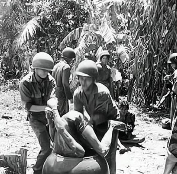 1969年，越战期间，美军士兵对越南女游击队员有多恨，看了这张照片就知道了。当时