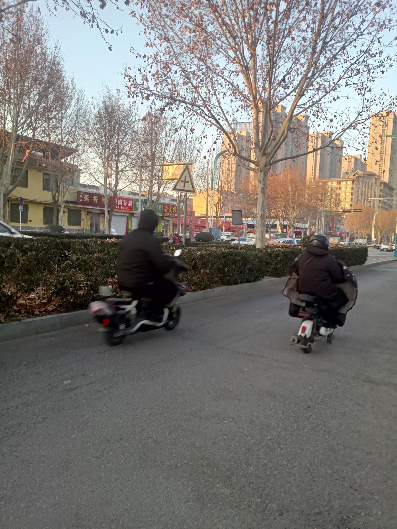 别总逼着自己合群，独处时听听歌、养盆花，哪怕只是发呆晒太阳，都能慢慢找回舒服的节