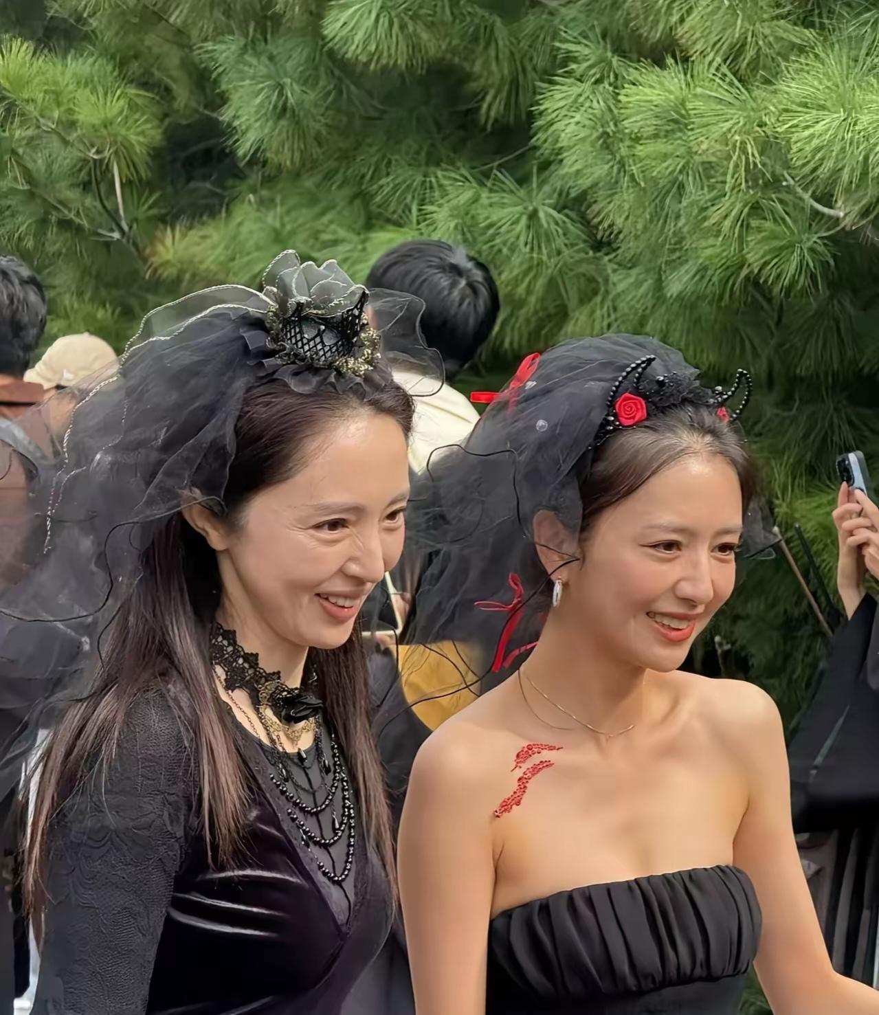 她们用的护肤品都是很好很大牌的，一样会有鱼尾纹、法令纹。大家都会自然老去，年轻时