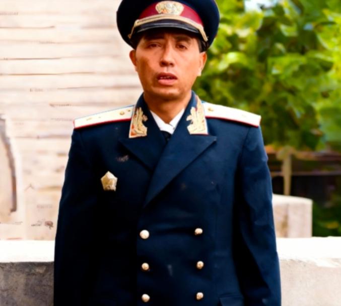 1970年，军营门口：副司令员探儿被拦：“让你们师长跑步来见我。”1970年的保