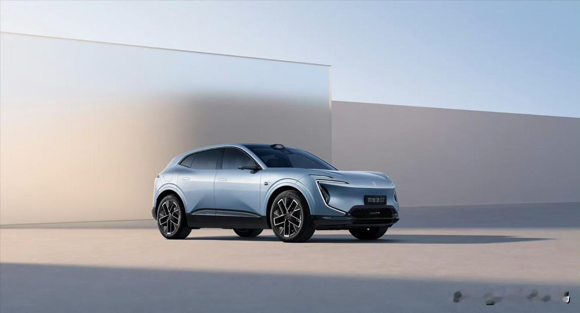 说真的，对于天天加班的人，开车通勤既怕堵车又烦停车，直到开上阿维塔07，才发现通