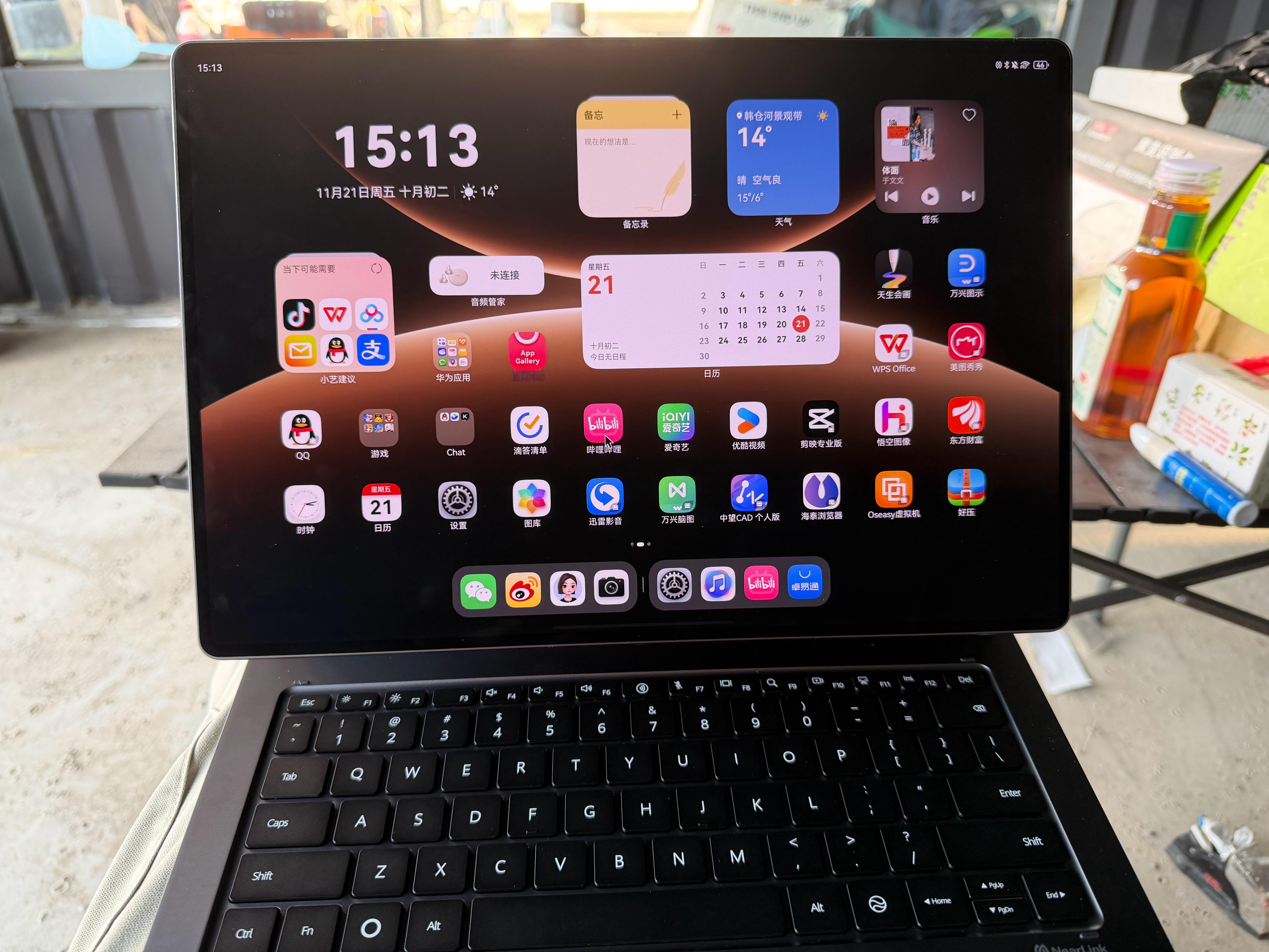 华为MatePadEdge这个悬浮键盘好用，放在腿上没有头重脚轻，而且上面吸附