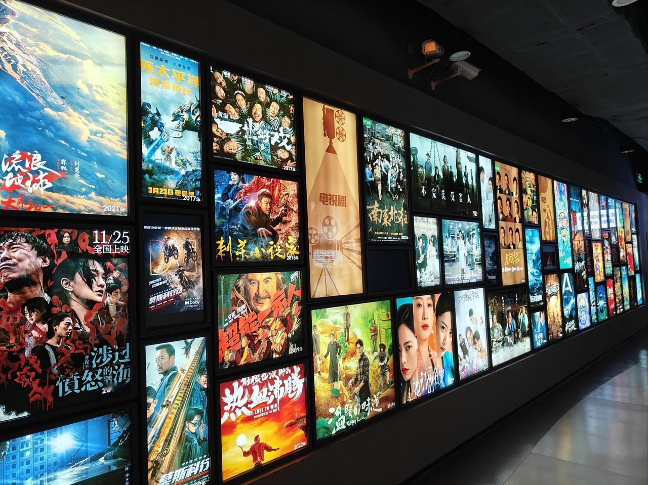 大家发现没有？以前一到周末、节假日，商圈里的影院人满为患，买票要排队，热门场次一