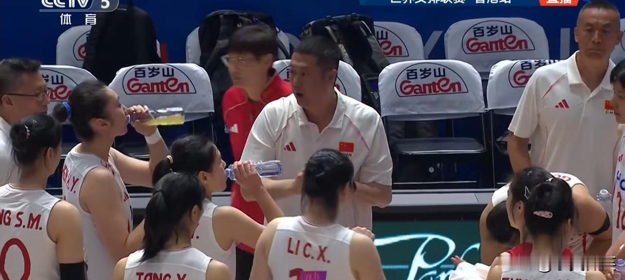 中国女排惜败意大利，输在第四局上。第二局第三局中国女排打出了自己的特点，在进攻