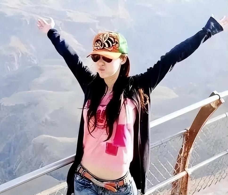王石的大女儿王蔚蓝今年45岁，比王石的媳妇田朴珺大了整整一岁！王石都结婚7年