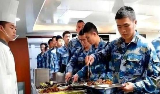 都说航母是吞金兽，到底有多夸张？ 就拿山东舰来说，每天光猪肉，就得整整24头