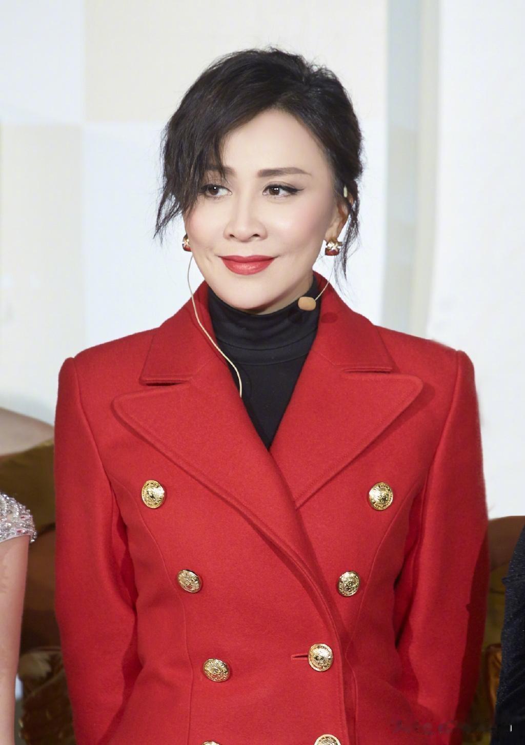 明明拿着美国护照，偏要在上海电影节红毯上强行煽情说“回到了自己家里”，结果迎来的