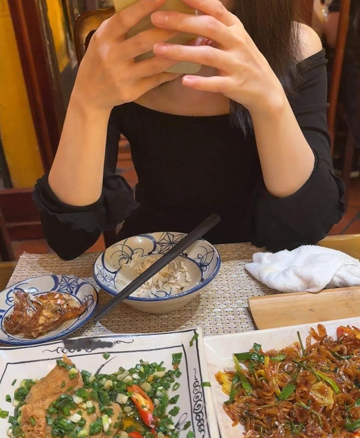 三十岁男生第一次相亲，和女生在餐厅吃饭。两人聊得挺投机，女生性格温柔随和，男生也
