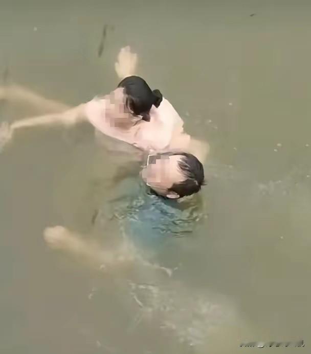 笑不活了！河北，男子见一女子落水，脱了衣服就跳进河里救人，结果游泳的时候把裤头游