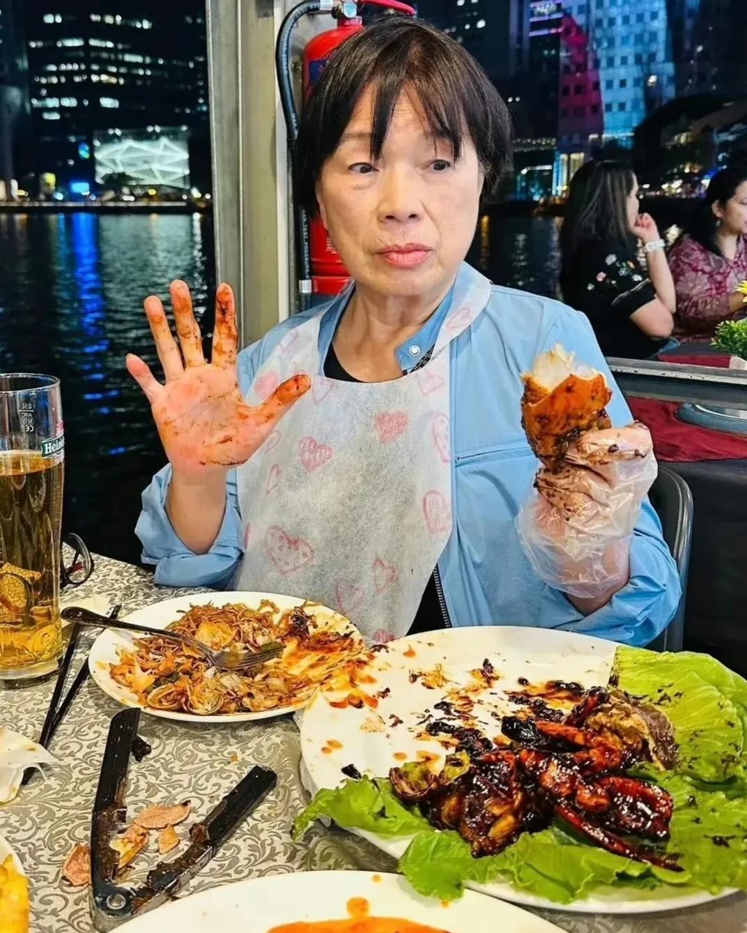 这位文化大咖到新加坡当美食主播了！想当年她可是在文化圈里搅动过不少风云的人物，如