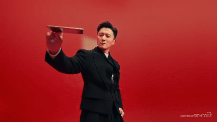 何同学说荣耀MagicV6确实非常不错在MWC展会的荣耀展台，何同学对荣耀Ma