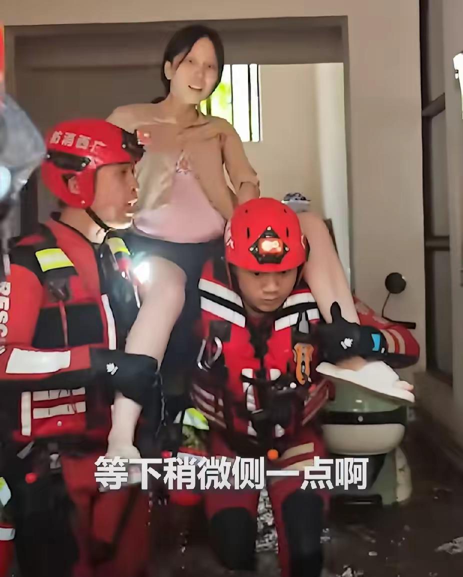 暴雨连着下了五天，广西那带好些小区直接泡成了水塘子。一楼住户首当其冲，水漫过台阶