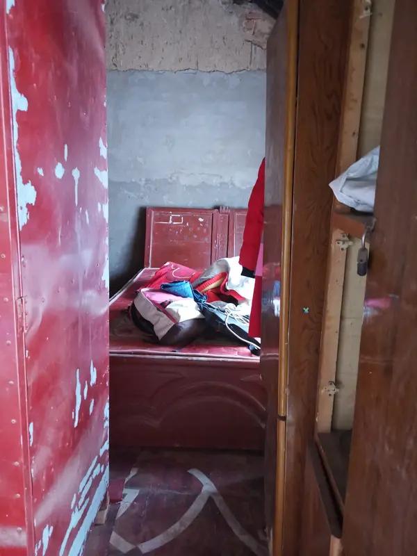 2015年，广东汕头一间破旧的出租屋里，一个瘫痪在床的男人，清醒地看着自己的妻子