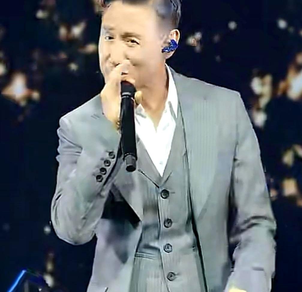 一句轻巧的梗，却把分量压得很重。胡枫“九五至尊”演唱会台上，张学友64岁笑说要