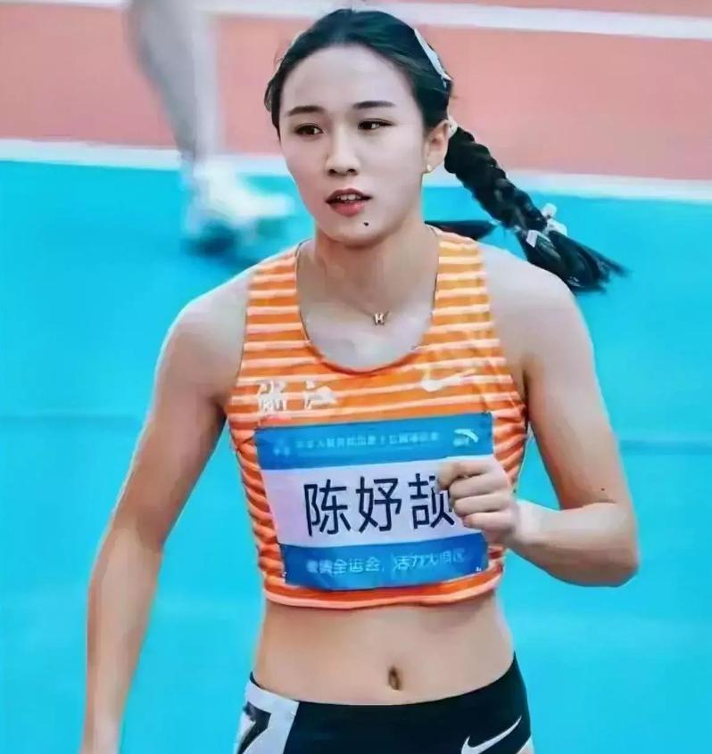 17岁的“小孩姐”陈妤颉回到浙江宁波后，做的第一件事就是在家拿着自己的三金一银奖