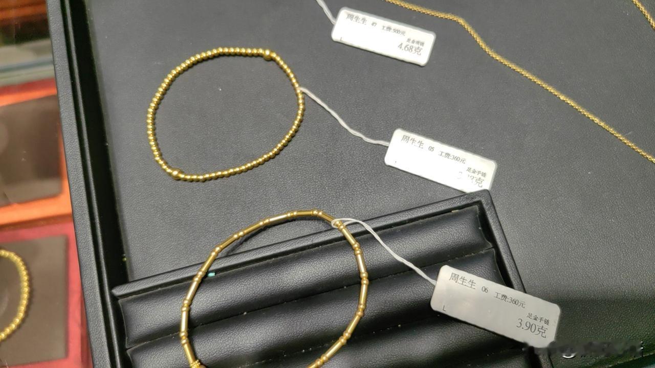 我们姐弟三家一家一个男孩，昨天弟妹和我妹妹商量，要不要买点黄金备着？这两年，