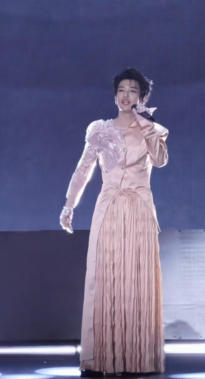 一早醒来，真的被恶心到了！这是谁？有人认识吗？一个大男人，穿个女人衣服，