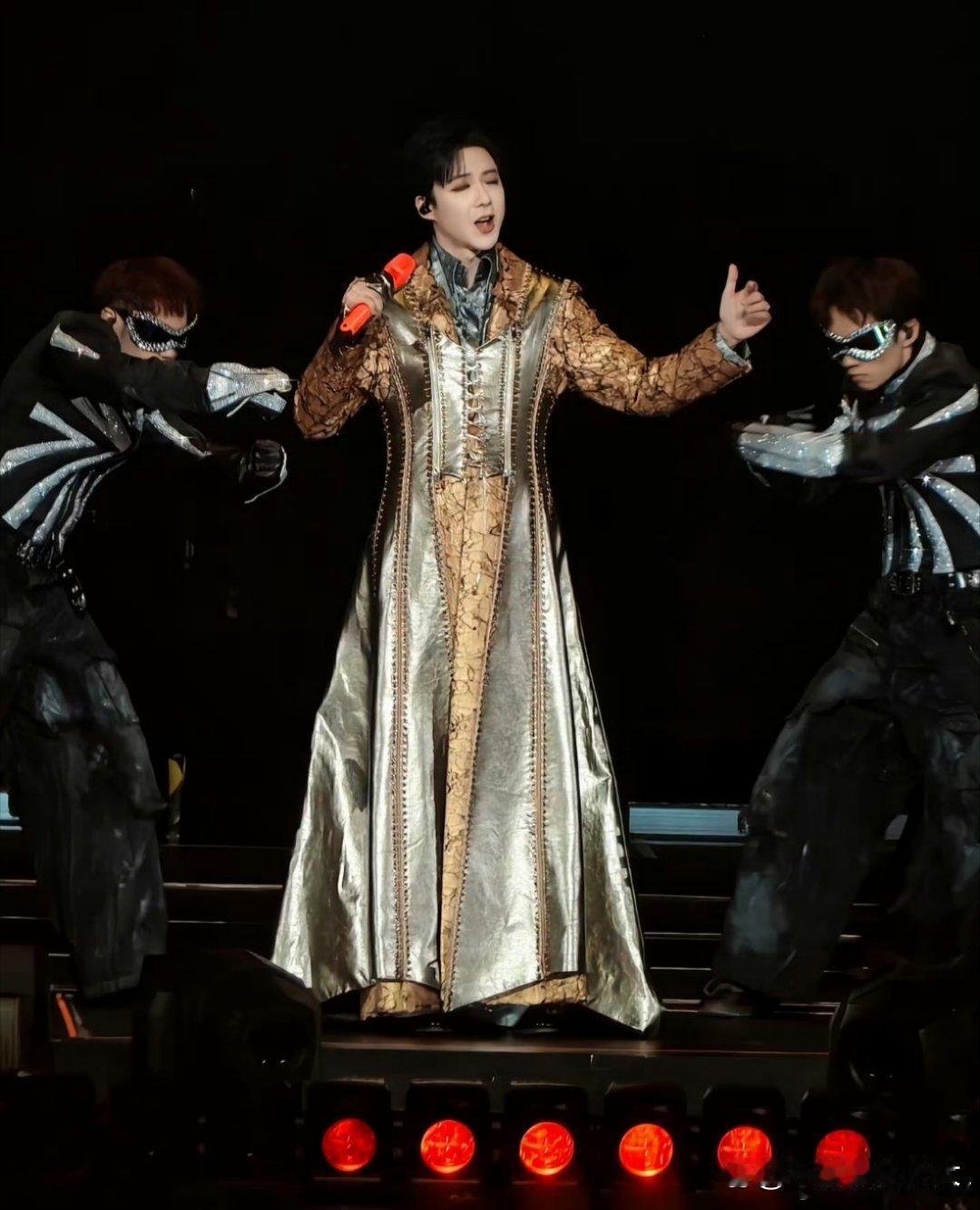 刘宇宁剪短发了这妆发太考验身高了,也就刘宇宁能撑起来了,换个人穿就是cos小矮人