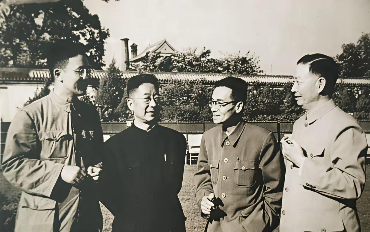 王铎：华罗庚、老舍、梁思成和梅兰芳1954年9月23日，全国第一次人大会议期间