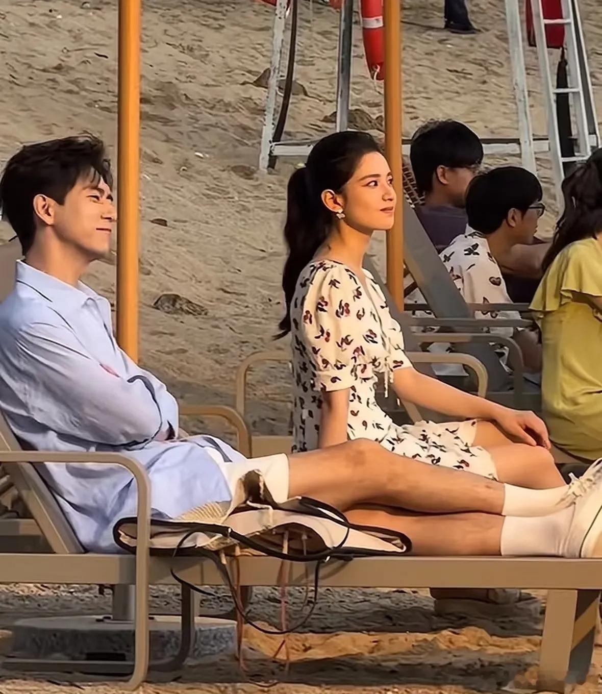 网友在深圳海边，偶遇李现、张婧仪拍戏！不得不说，明星和普通人真的差别很大，现实中