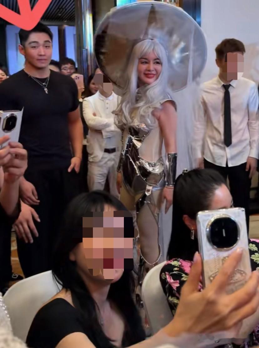 现在的于会长真敢穿呀！以前都是穿一些长裙短裙之类的衣服，现在开始穿二次元风格的