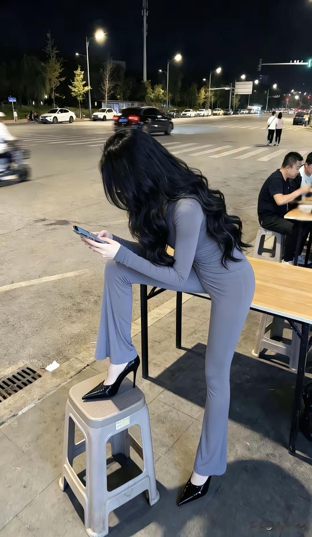 让美女去路边摊拍照流行起来！