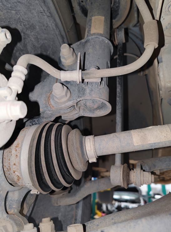 长安二代CS55plus尊贵版，生锈了今天保养，底盘生锈的地方还是有多，两年