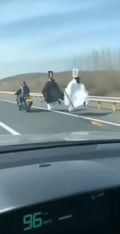 这速度也是没谁了“只要摩托骑得快，阎王爷都把你爱”🤣关键怎么上去的？[捂