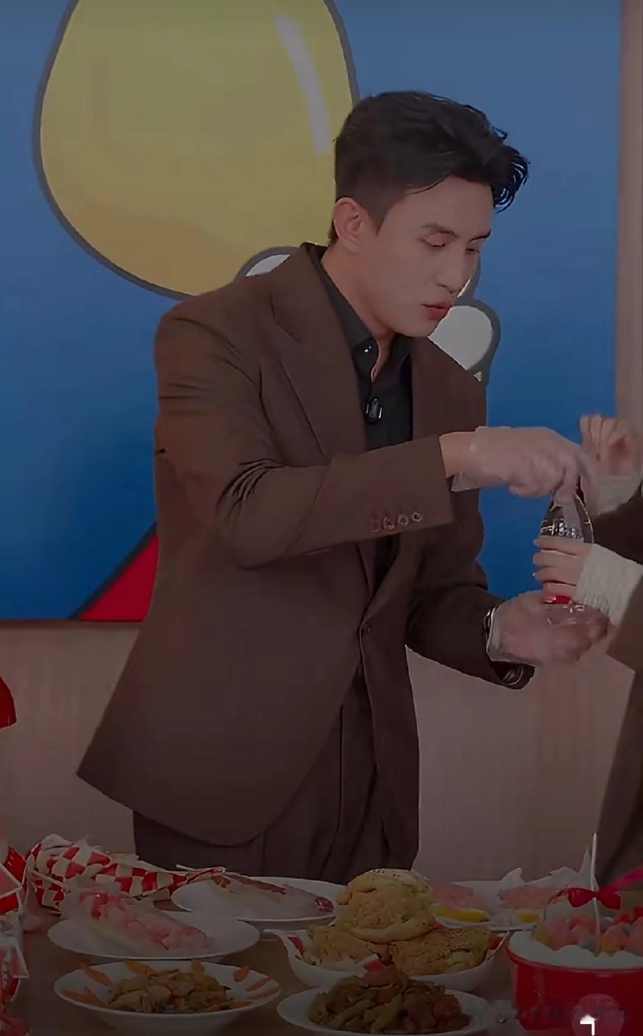 短剧顶流们也是好起来了，已经刷到好几个🈶商务代言了。比如刘萧旭，接到了某?