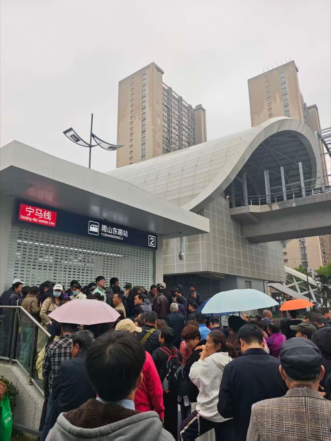 从今天起，马鞍山人可以坐地铁来南京了，但看样子还是免票的老人居多，年轻人估计还是