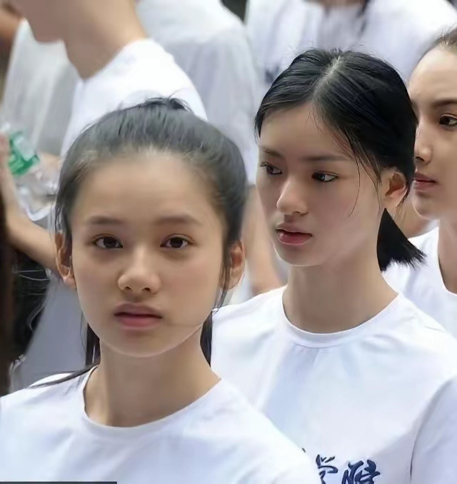她变了还是没变❓❗️天然舒展的淡颜长相非常耐看啊，完全是地母系长相，内鱼还有这种