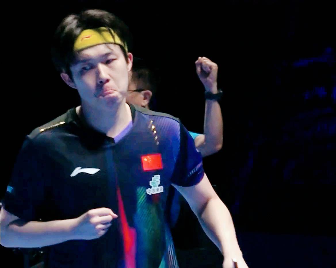 侯英超把王楚钦夸成一朵花了，哈哈他说：你看王楚钦，一开始在跳，就给你施