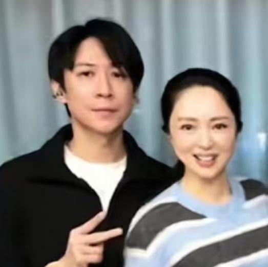 董璇跟她这个不知名的老公看上去都是很疲惫心里很多苦的感觉。两个人既没有夫妻相